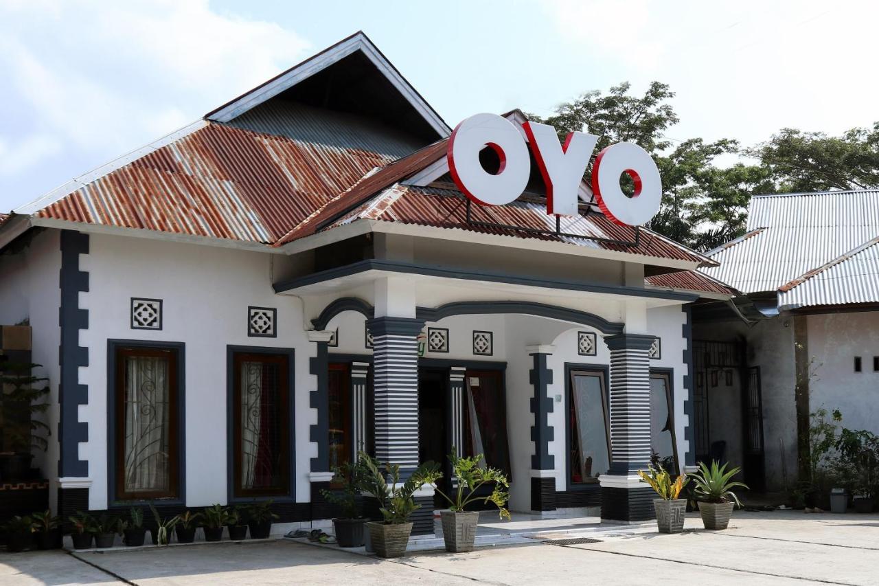Oyo 956 Penginapan Eby Hotel Padang  Exterior photo